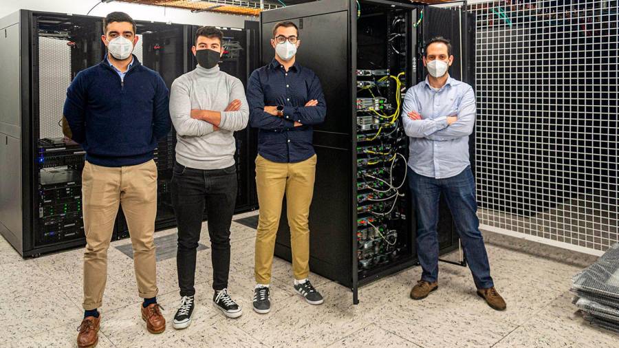 Investigadores de la Universidade de Vigo que participan en las pruebas piloto de la Network Slicing 5G en el centro universitario. FOTO: UNIVERSIDADE DE VIGO