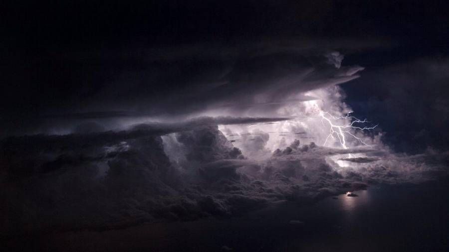 Volando a través de la tormenta. Autora, Lina Samoukova. (Fuente, www.nationalgeographic.com)