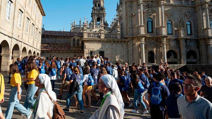 Centenares de jóvenes durante la inauguración y acto de acogida de la peregrinación europea de jóvenes 2022, en el Obradoiro