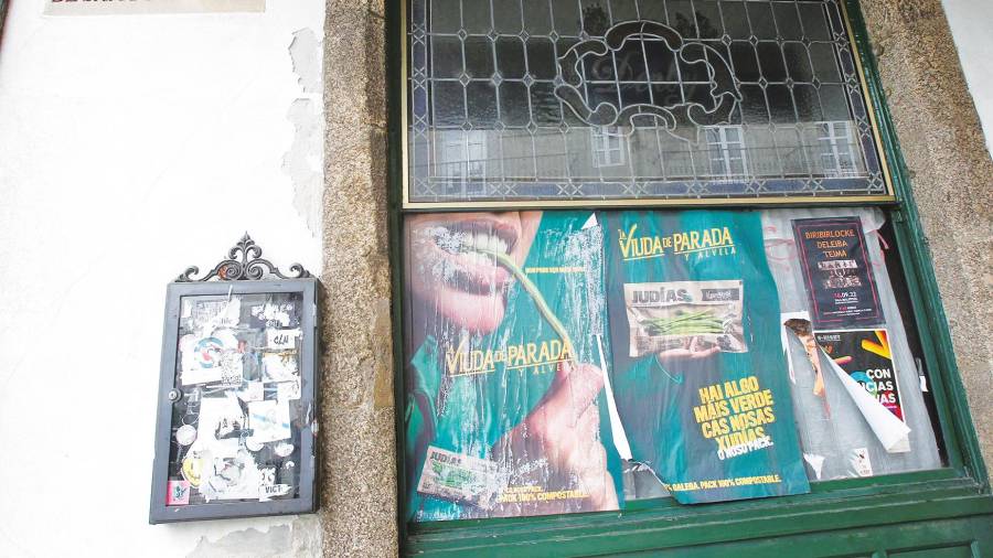 ASÍ DE ‘BONITAS’ lucían hasta hace poco las ventanas del histórico café Derby, como otras muchas del casco viejo
