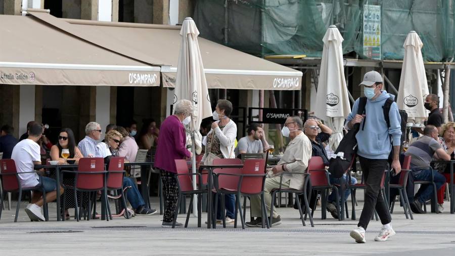 Varias personas en terrazas de A Coruña. Foto: M. Dylan / E.P.