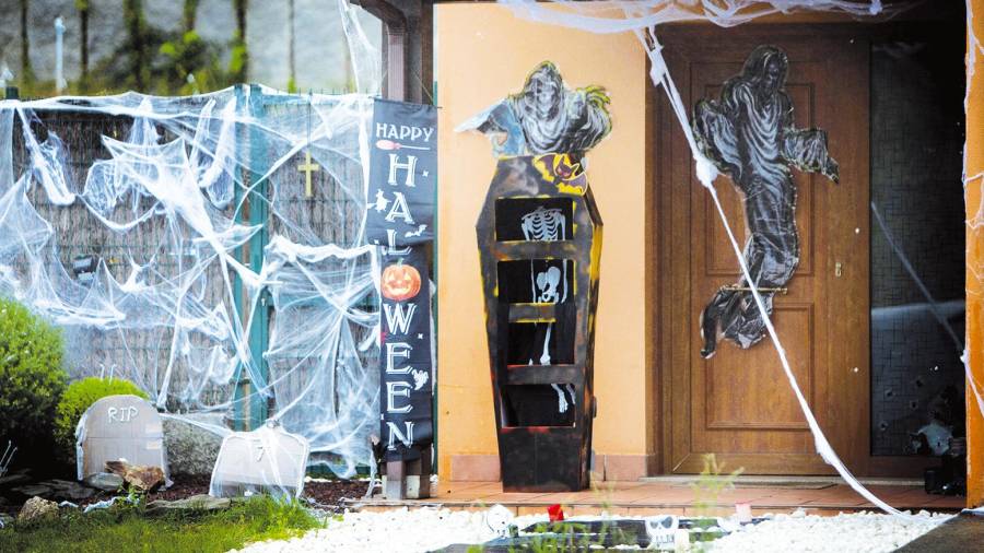 La entrada de una casa adornada para Halloween en Costa Miño.