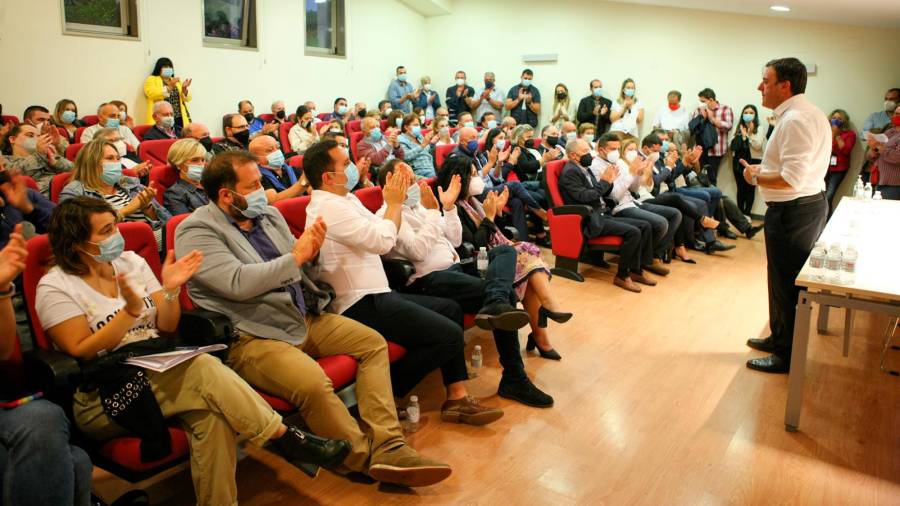 Valentín González, á dereita, no encontro que mantivo cos socialistas en Vimianzo. Foto: PSOE