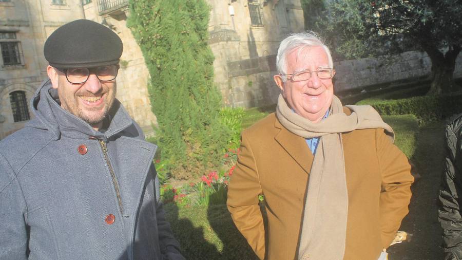 Carlos Ruiz Miguel (izquierda ) y Tomás Alcoverro, periodista barcelonés , paseando por Compostela.