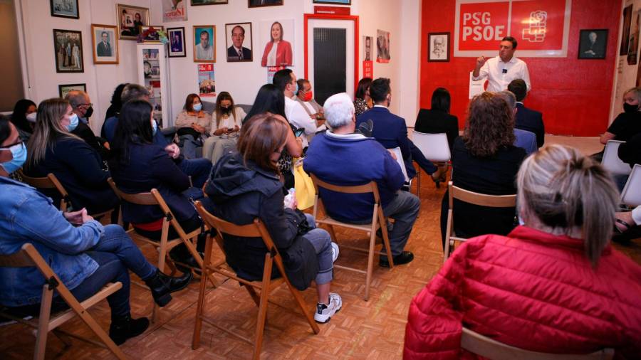 Momento da xuntanza do candidato á secretaría xeral do PSdeG-PSOE coa militancia en Camariñas. Foto: PSOE