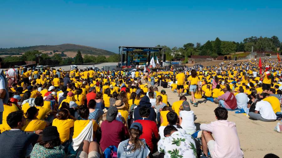 Centenares de jóvenes durante el acto de clausura de la peregrinación europea de jóvenes 2022, en Monte do Gozo, a 7 de agosto de 2022, en Santiago de Compostela - César Arxina - Europa Press