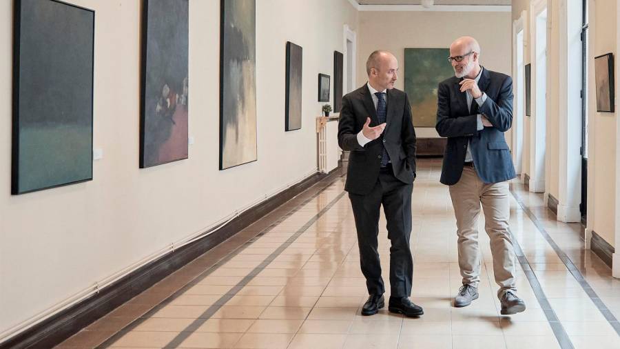 El consejero delegado de Inditex, Óscar García Maceiras, y el vicepresidente ejecutivo de Entreculturas, Daniel Villanueva, firman un convenio de colaboración en Madrid. FOTO: INDITEX