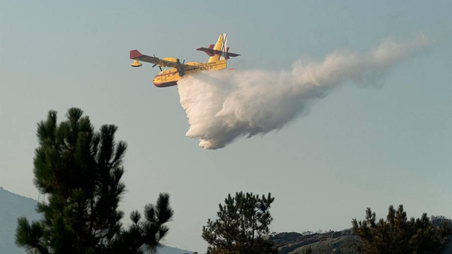 Un hidroavión en las tareas de extinción del incendio forestal del Barbanza. Foto: Europa Press