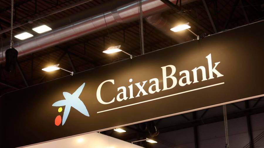 CaixaBank gana 707 millones hasta marzo, un 21,9% más en términos comparables