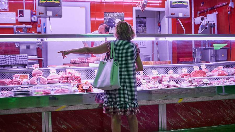 una clienta pide carne en un estante de un mercado municipal, un producto que se vio encarecido en los últimos meses. Foto: Jesús Hellín/ E. Press