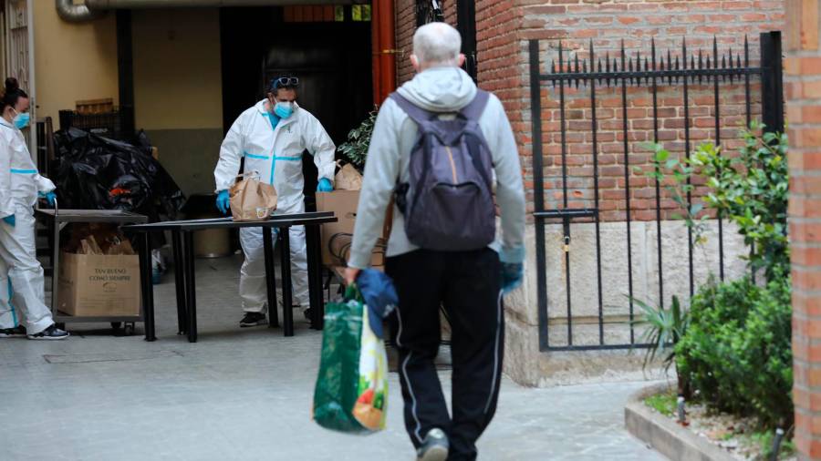 Trabajadoras del comedor social de las Hijas de Caridad de San Vicente de Paúl, Madrid reciben en la cocina la comida ofrecida para los más necesitados de Cocina Solidaria 2020. Foto: EUROPA PRESS (ARCHIVO)