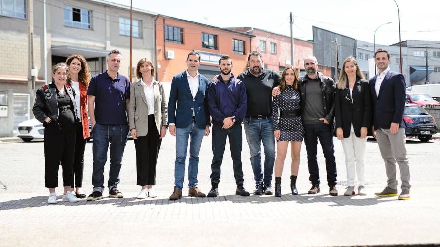 Fotografía de familia de los miembros del equipo de la última serie del cineasta Daniel Calparsoro con Jacobo Sutil este viernes en A Coruña. Foto: Gallego