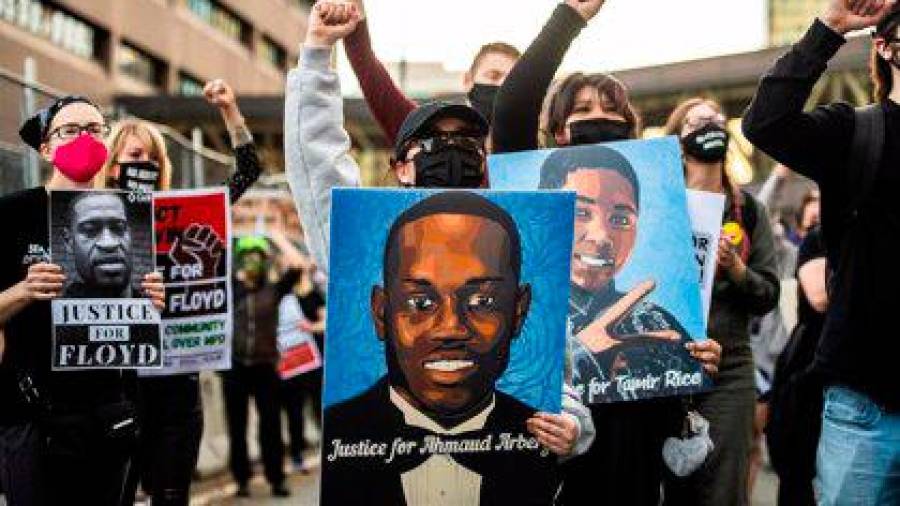 TENSIÓN. Manifestación en una calle de EEUU pidiendo justicia en relación a la muerte de Geoprge Floyd.Foto: E. Press