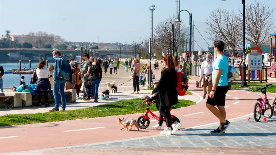 Varias personas pasean por Bouzas, en Vigo. Foto: Marta Vázquez / E.P.