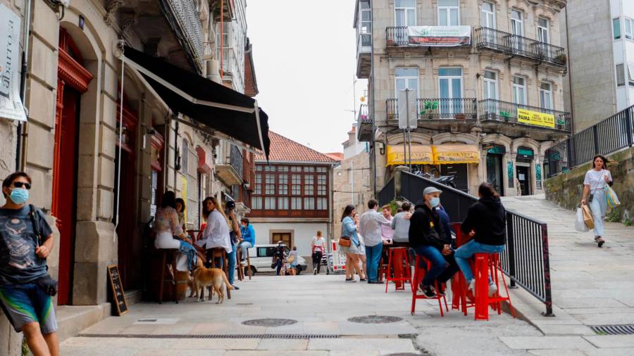 Personas en las terrazas de establecimientos de Vigo. Foto: Marta Vázquez / E.P.