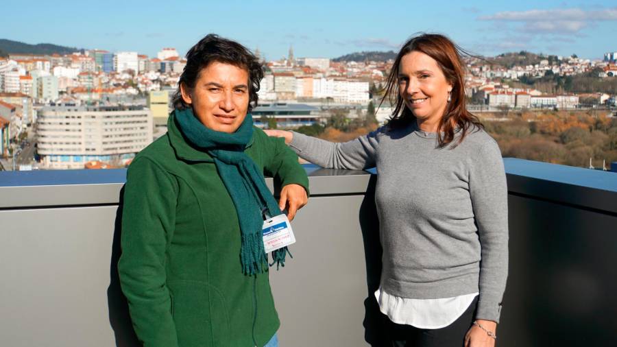 Patricia Rivero y Judith Lucachesky, presidenta local de Manos Unidas, en la sede de EL CORREO. Jesús Prieto 