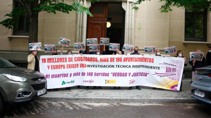 Víctimas del accidente del Alvia se concentraron con una pancarta el pasado abril en Madrid. Foto: Ricardo Rubio/E. Press