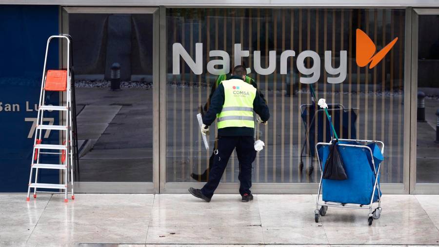 Limpian la cristalera de la sede de Naturgy en Madrid. Foto: E.P.