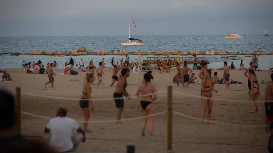Bañistas en una playa de Barcelona. EUROPA PRESS