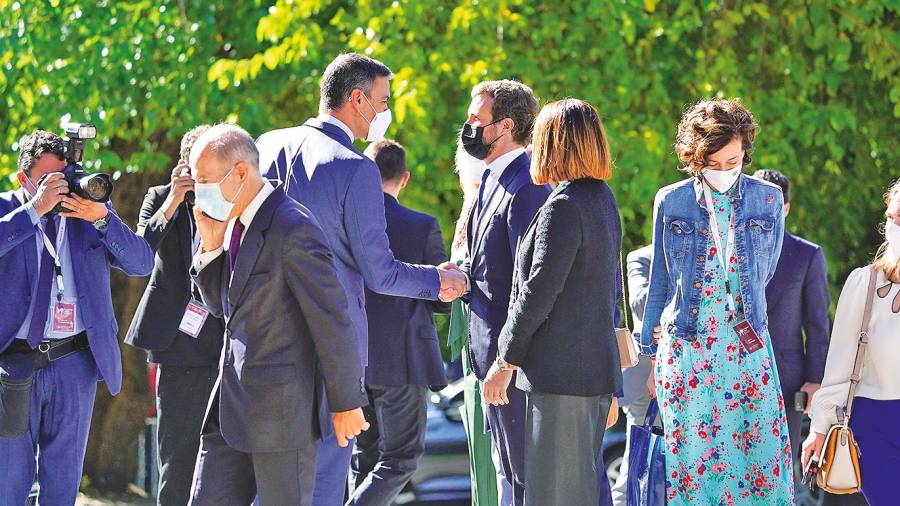 Sánchez y Casado saludándose tras hacerse públicos los pactos entre PSOE y PP . Foto: E.P.