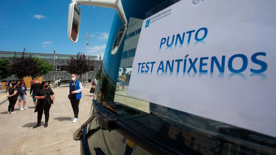 Un autobús donde realizan test de antígenos en Galicia. Foto: Carlos Castro / E.P.