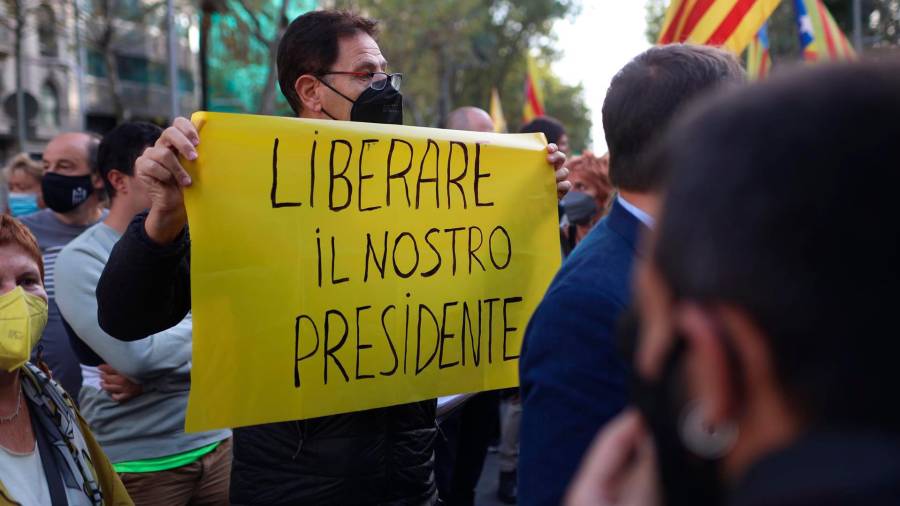 Un hombre muestra una pancarta donde se puede leer “Liberare il nostro presidente” en una concentración convocada contra la detención del expresidente Carles Puigdemont en l’Alguer (Cerdeña), en Barcelona - Marc Brugat - Europa Press