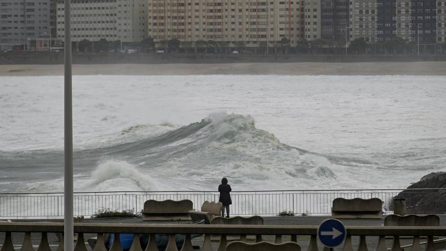 Playa de Riazor durante un temporal costero en A Coruña. M. DYLAN/EUROPA PRESS