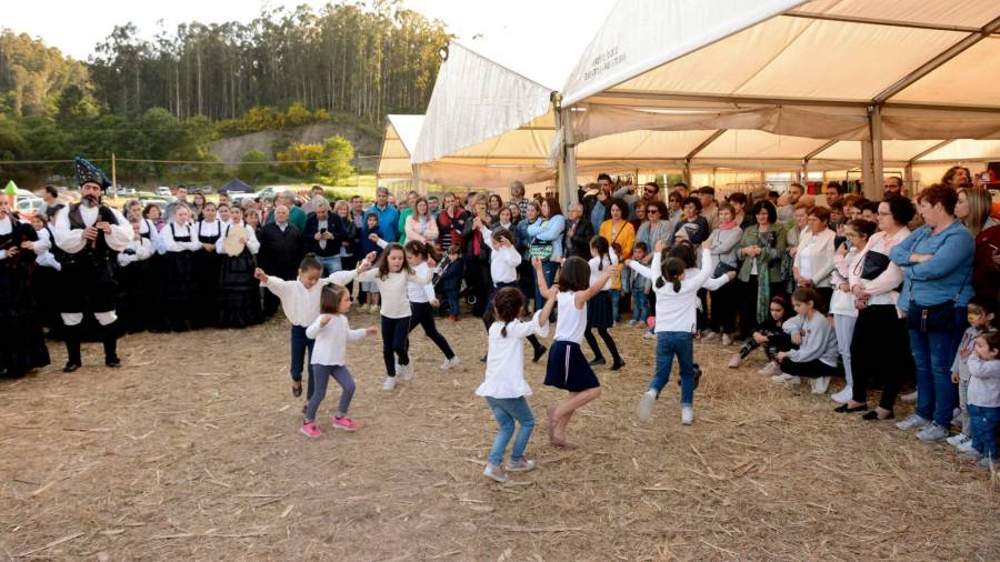 Nenos bailando durante as festas de San Isidro