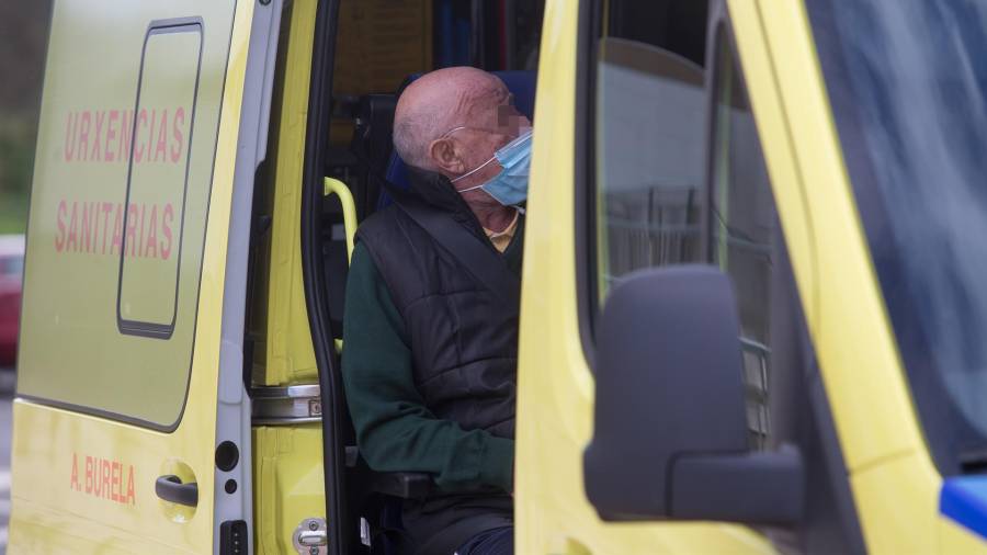 En la foto de archivo, un anciano permanece dentro de una ambulancia tras ser trasladado de una residencia gallega afectada por un brote de COVID. CARLOS CASTRO/EUROPA PRESS