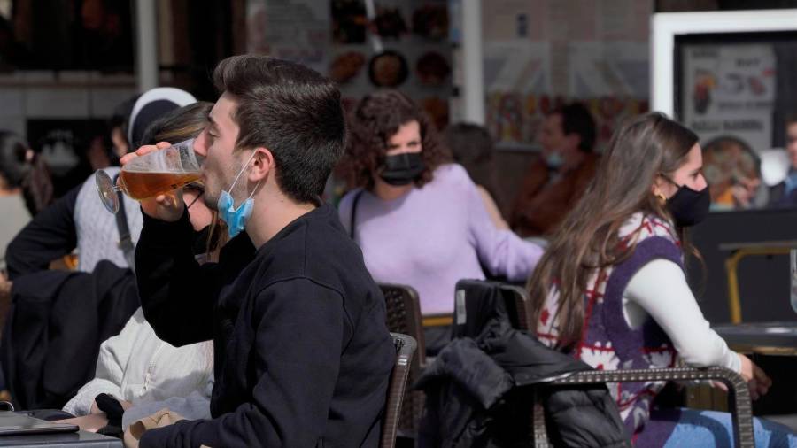 Varias personas en la terraza de un restaurante durante el primer día de la apertura parcial de la hostelería en Santiago de Compostela. FOTO: Álvaro Ballesteros