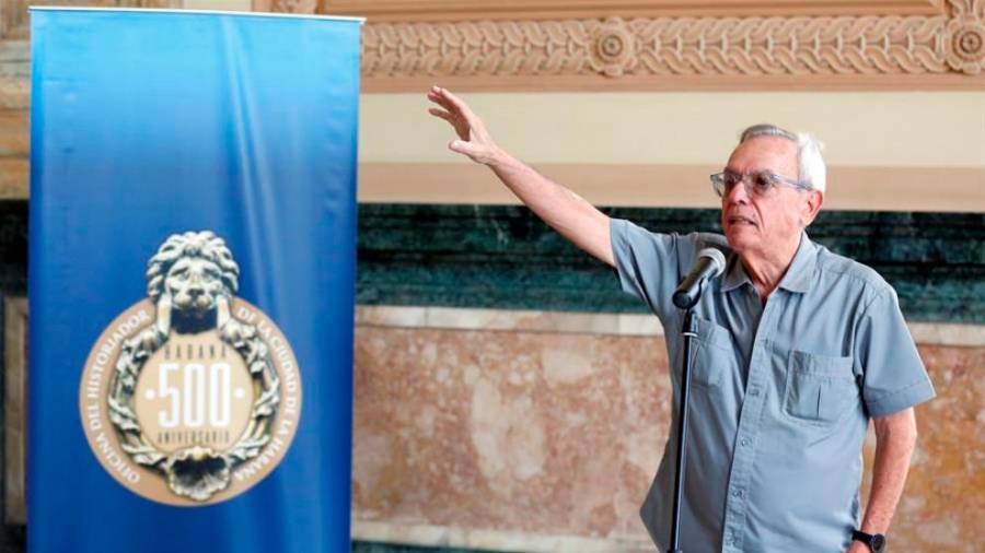 luto. Eusebio Leal Spengler saluda solemne durante un acto institucional celebrado en La Habana. Foto: EFE