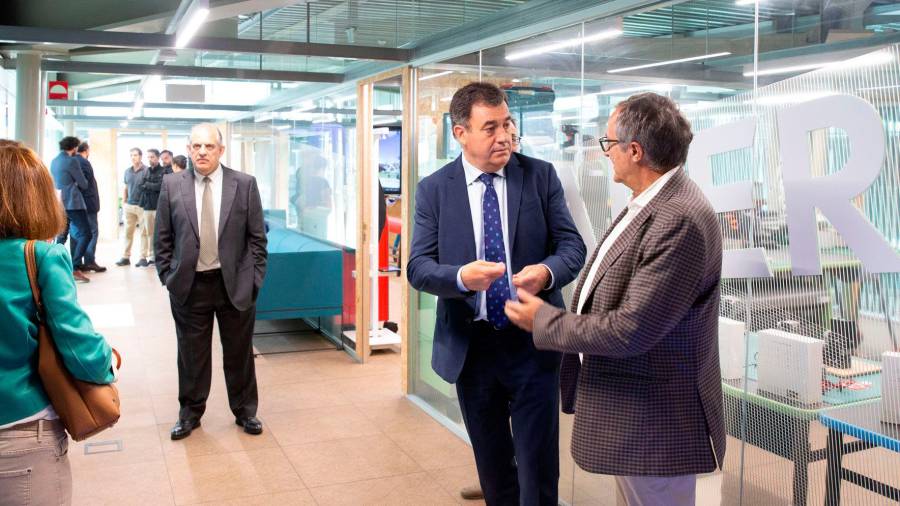 Visita de Román Rodríguez (e.) ao novo Centro Galego de Educación e Innovación Dixital