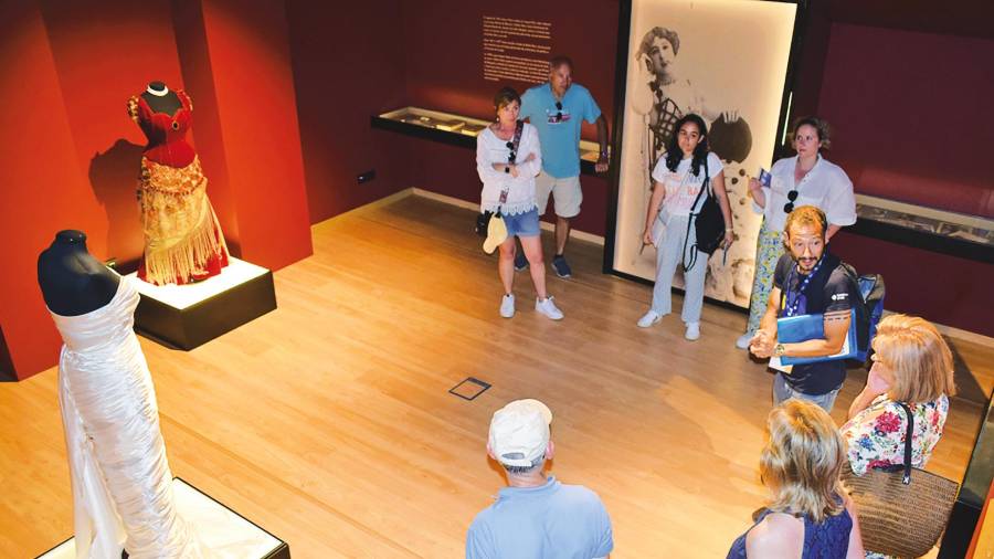Visitantes no museo escoitando as explicación do coordinador da excursión, Luis Rendo. Foto: C.V.