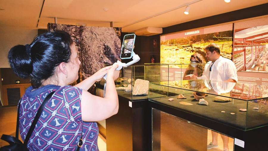 Unha das turistas plasmando co seu móbil o museo. Foto: C. V.