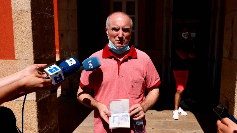 BUEU (PONTEVEDRA), 04/09/2021.- El marinero Pablo Costas, que se encuentra ya en España, protagoniza un pequeño gesto de agradecimiento a sus vecinos de Bueu (Pontevedra) por la solidaridad que mostraron tras permanecer once meses retenido en Yemen. EFE / Salvador Sas