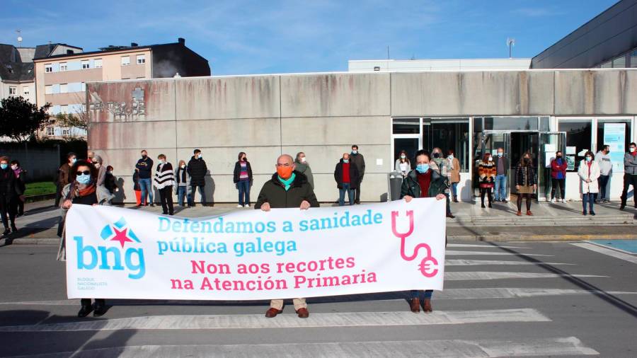 La diputada del BNG Olalla Rodil participa, junto a miembros de la formación, en una concentración frente al centro de salud de Vilalba (Lugo) - BNG