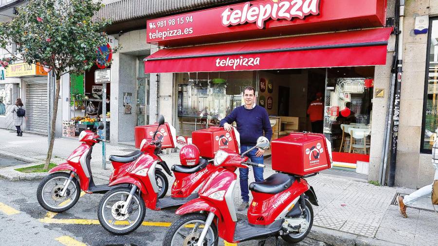 El director regional de la Zona Norte de Telepizza, Alberto Migúelez, en la tienda compostelana de la calle Rosalía de Castro Foto: Antonio Hernández