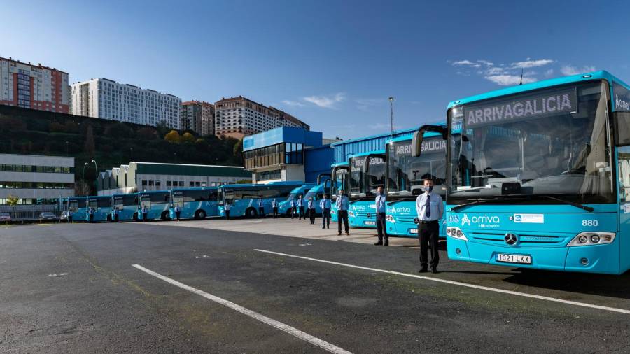 Arriva Galicia incorpora 15 nuevos autobuses a su flota. Imagen de los vehículos en la sede de la compañía ubicada en el polígono coruñés de Pocomaco. Foto: Arriva