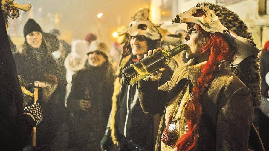 Las costumbres ancestrales del Carnaval perviven en el rural ourensano, como las salidas grupales. Foto: Brais Lorenzo