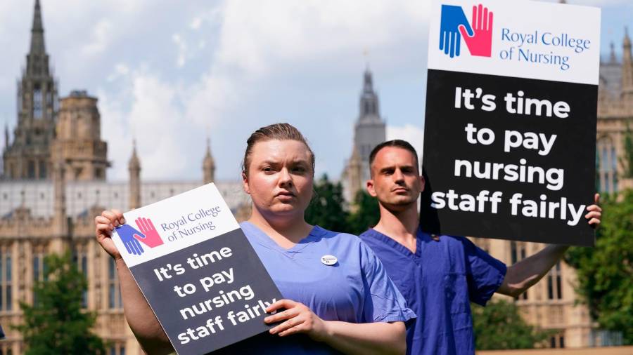 Personal de enfermería sujetan pancartas en el exterior del Real Colegio de Enfermería británico en Londres. FOTO: Jonathan Brady