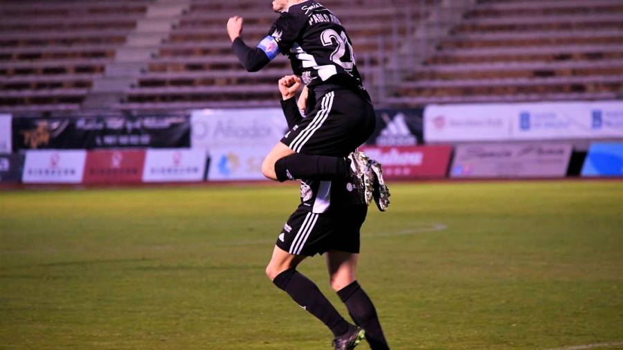 el ‘21’ Antas, celebrando el gol de Baleato. Foto: Amadeo Rey