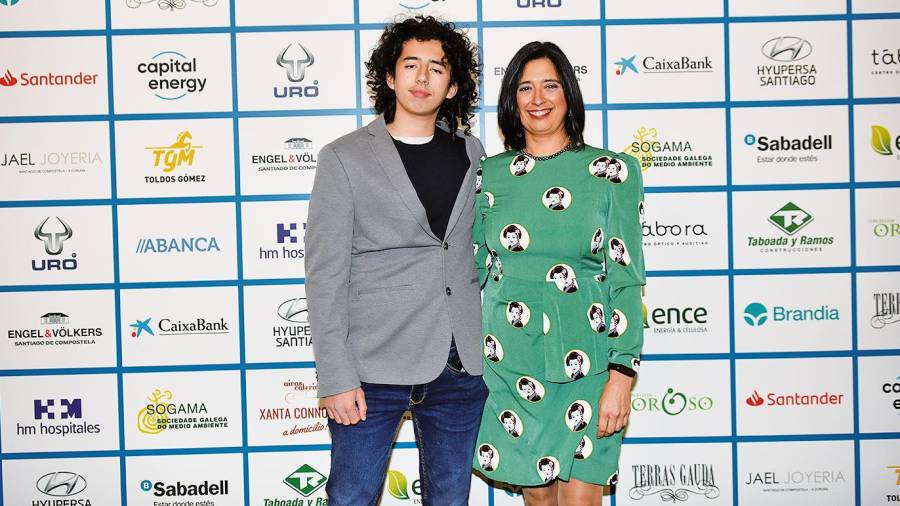 Mario Tizón e Inés Banet, hijo y mujer de Jaime Tizón,que subió al escenario a recoger el diploma en representación del cuerpo de Bomberos de la capital de Galicia
