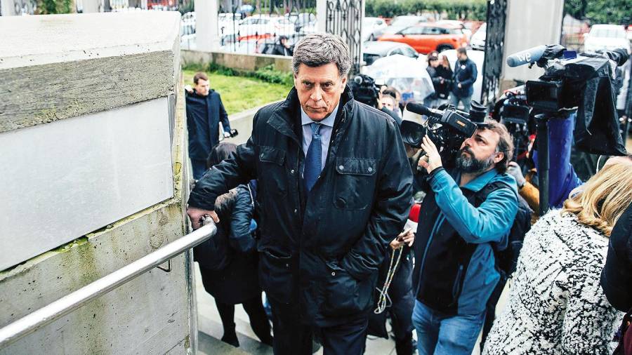 EXPECTACIÓN. Juan Carlos Quer, padre de Diana, a su llegada a la Audiencia Provincial de A Coruña, abriéndose paso entre los periodistas.