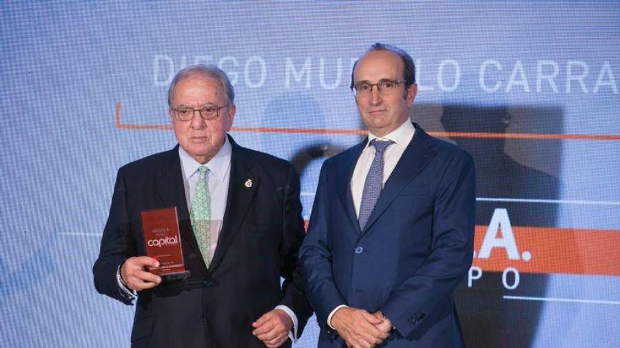 El doctor Diego Murillo, a la izquierda, con el premio de Empresario del Año otorgado por la revista Capital. A.M.A.