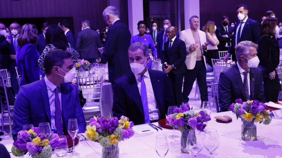 Compartiendo mesa en la cena de gala El Rey y Pedro Sánchez. Foto: CDSM