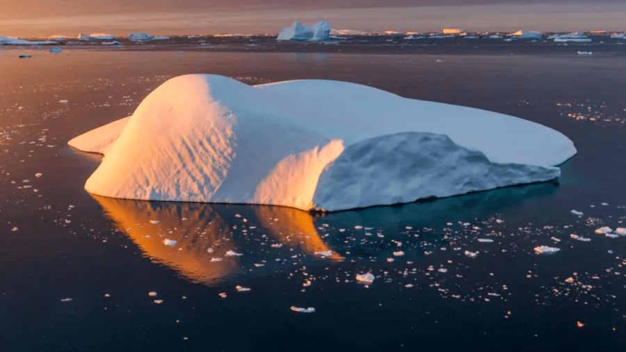 Las curvas de este iceberg dan testimonio del rápido derretimiento que ha experimentado desde que fue arrojado por un glaciar en el Canal Lemaire, un estrecho que separa la isla Booth de la costa Graham en el oeste de la península Antártica. (Fuente, nationalgeographic.com)