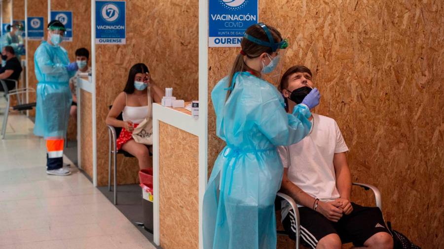 Una trabajadora sanitaria realiza un test de antígenos durante el cribado poblacional realizado en el mes de julio en Expourense. Foto: Brais Lorenzo 
