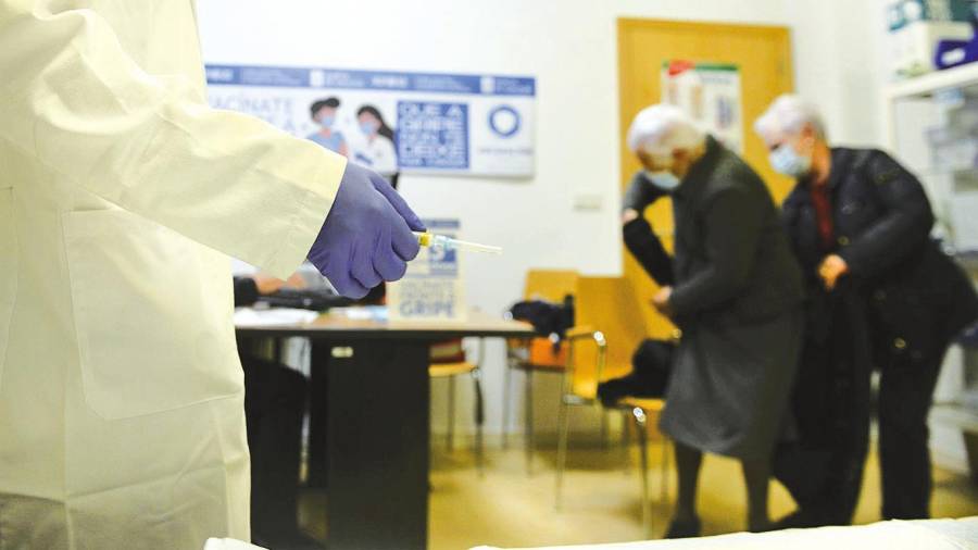 sanidade. Un enfermero prepara, y se dispone a administrar, una vacuna contra la gripe. Foto: Rosa Veiga / Europa Press