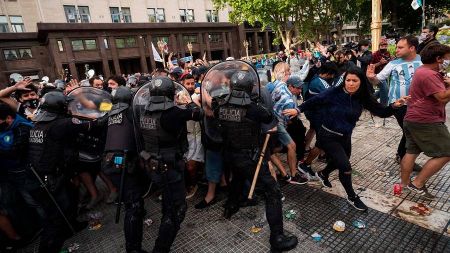 INCIDENTES Policías y aficionados, en las inmediaciones del velatorio el pasado jueves. Foto: A. M. Ávila/DPA