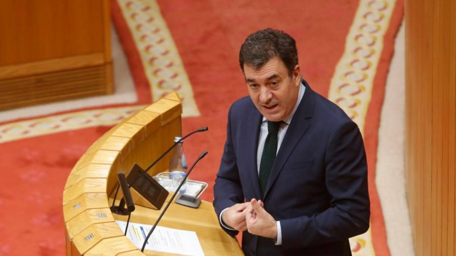 El conselleiro Román Rodríguez, ayer en el Parlamento de Galicia. Foto: Conchi Paz